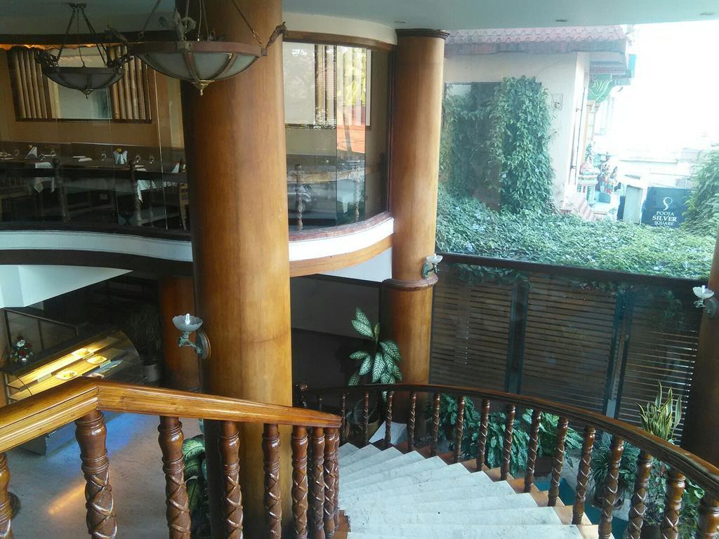The Woods Manor Mg Road Ξενοδοχείο Kochi Εξωτερικό φωτογραφία