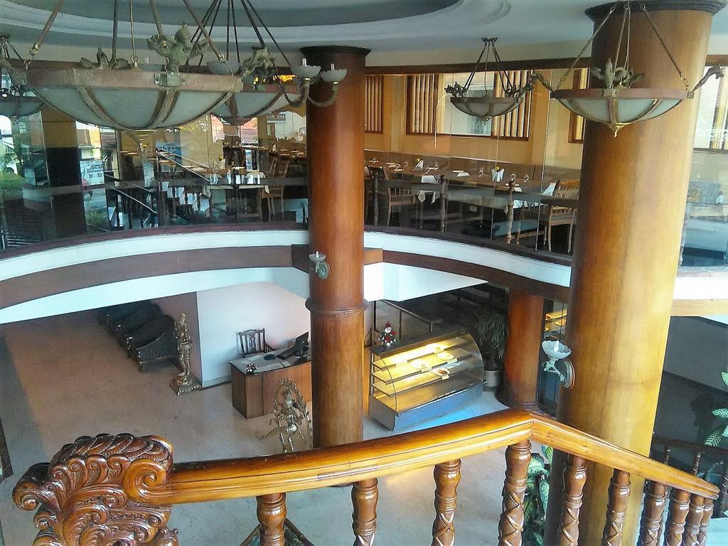 The Woods Manor Mg Road Ξενοδοχείο Kochi Εξωτερικό φωτογραφία