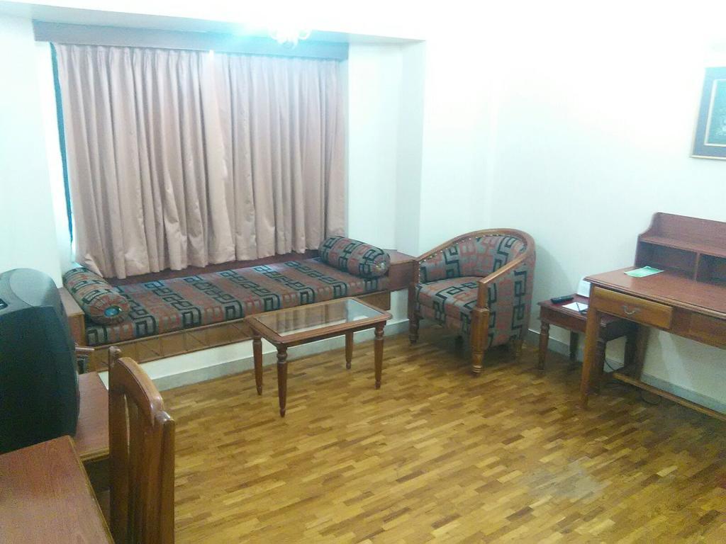 The Woods Manor Mg Road Ξενοδοχείο Kochi Εξωτερικό φωτογραφία