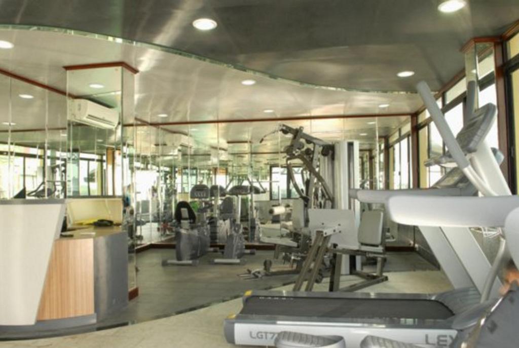 The Woods Manor Mg Road Ξενοδοχείο Kochi Εξωτερικό φωτογραφία