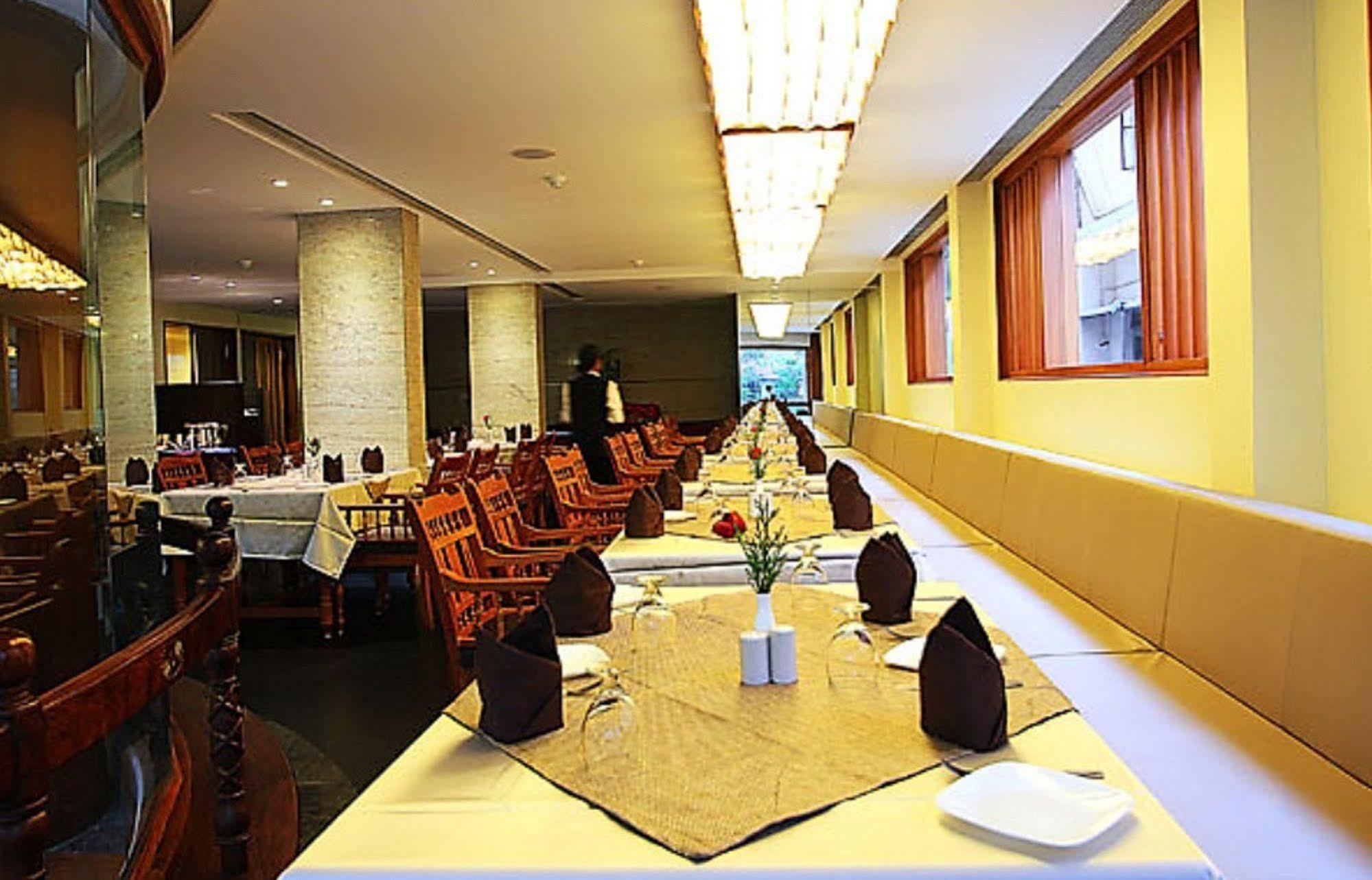 The Woods Manor Mg Road Ξενοδοχείο Kochi Εξωτερικό φωτογραφία
