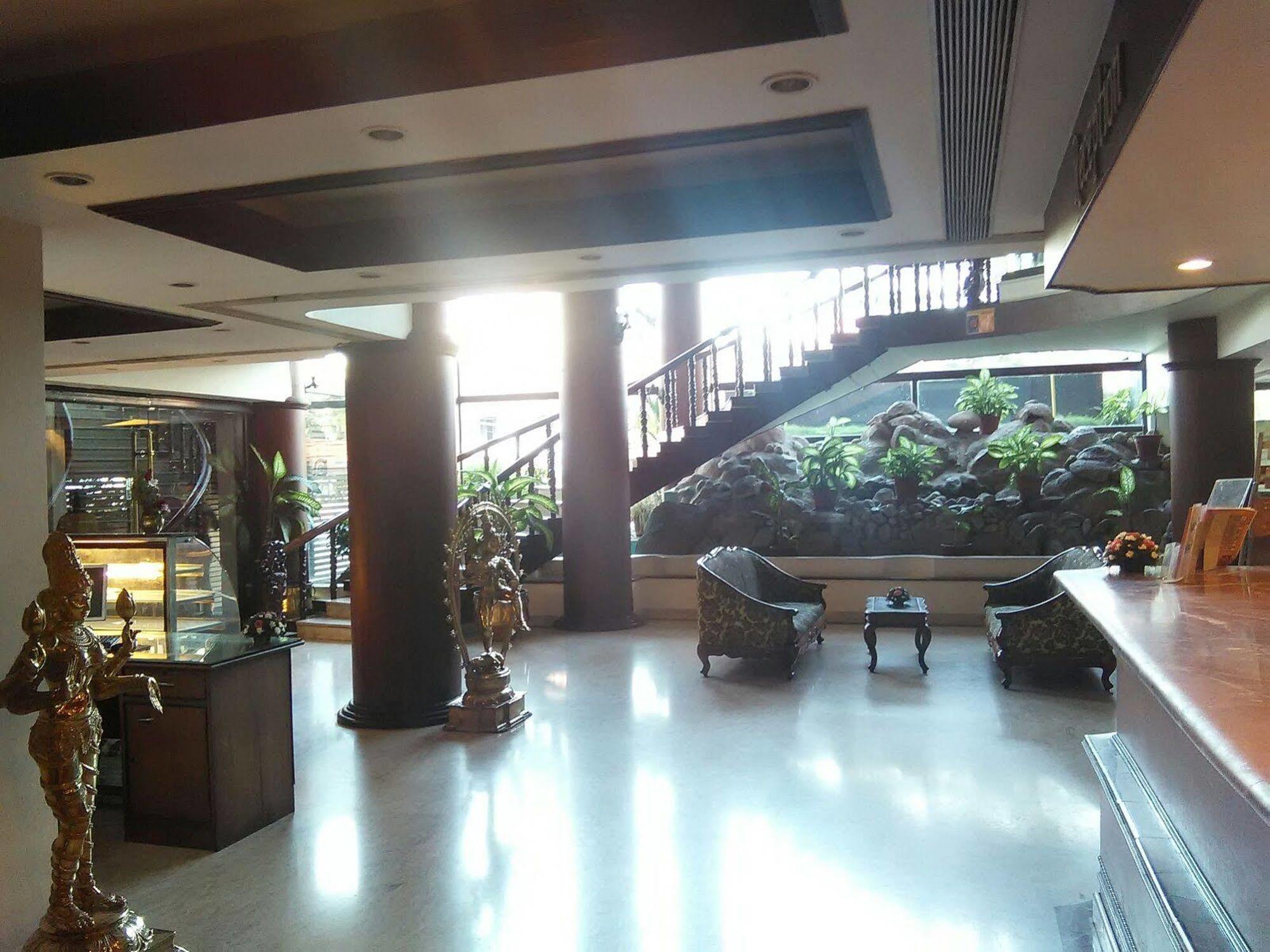 The Woods Manor Mg Road Ξενοδοχείο Kochi Εξωτερικό φωτογραφία