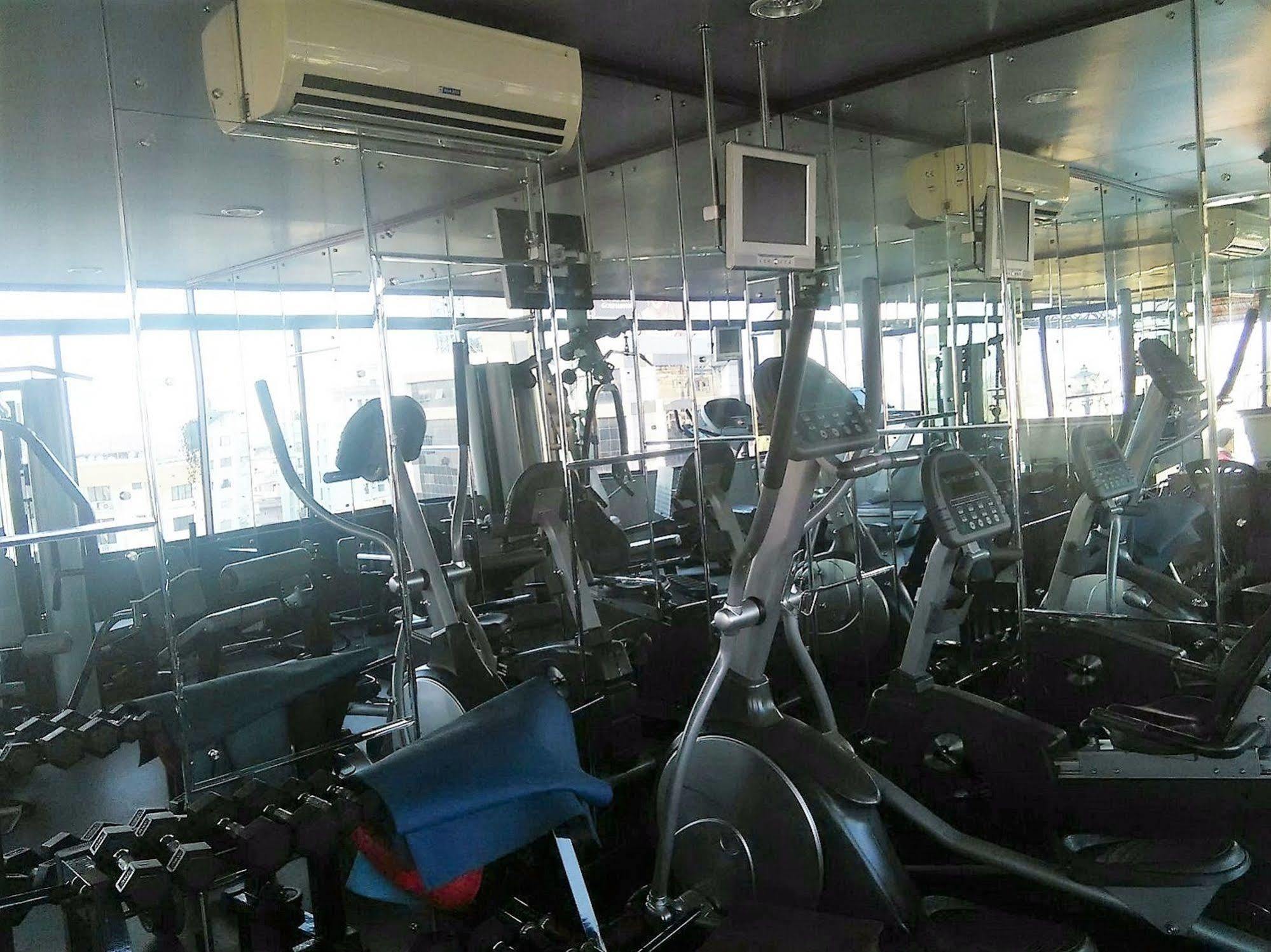 The Woods Manor Mg Road Ξενοδοχείο Kochi Εξωτερικό φωτογραφία