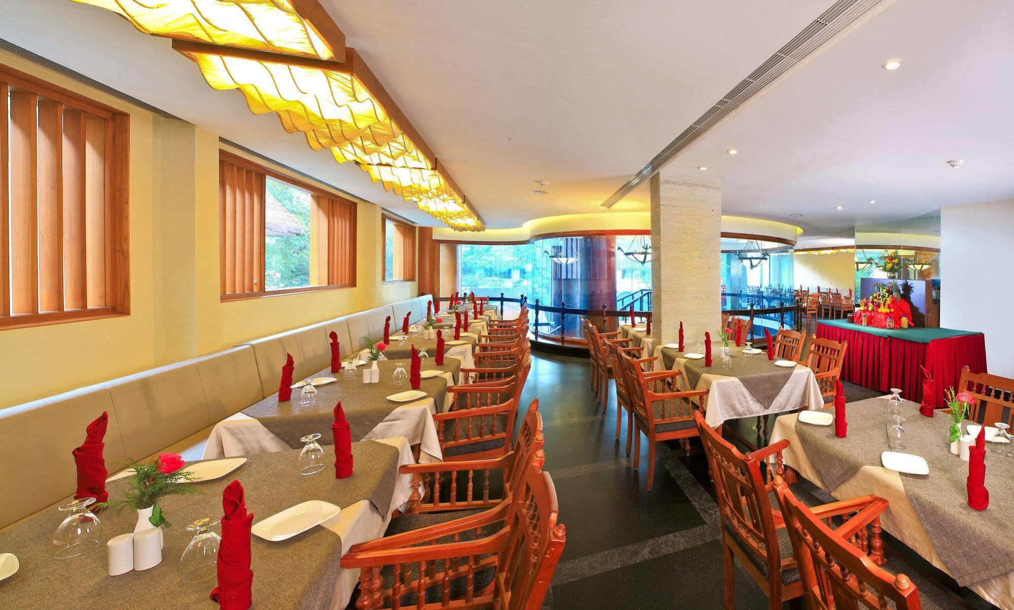 The Woods Manor Mg Road Ξενοδοχείο Kochi Εξωτερικό φωτογραφία